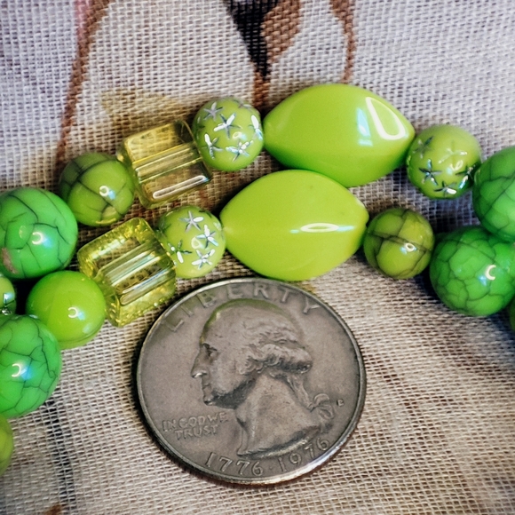 Pistachio Green Lucite Crackled Silver Atomic Beaded Cubed Memory Wire Bracelet - Picture 6 of 11
